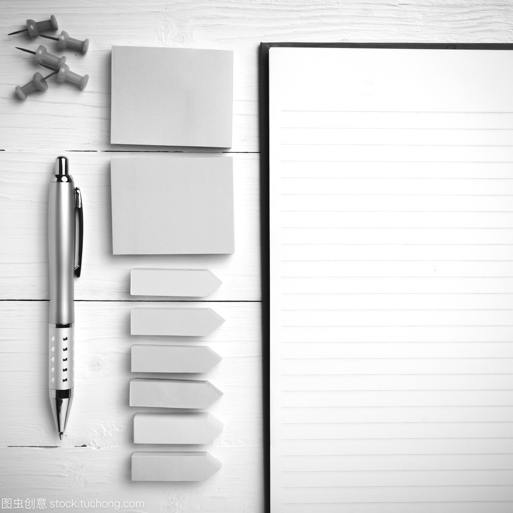 简约办公 记事本与办事处供应的黑白美学